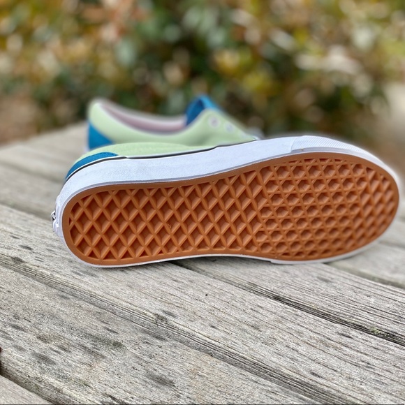 Van’s Women’s 2-Tone Era Sneakers - Picture 2 of 5